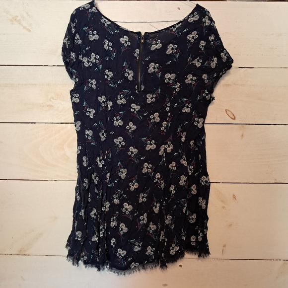 Torrid Women’s Navy Floral Light Rough Hem Top Blouse Size 0 - Picture 2 of 7